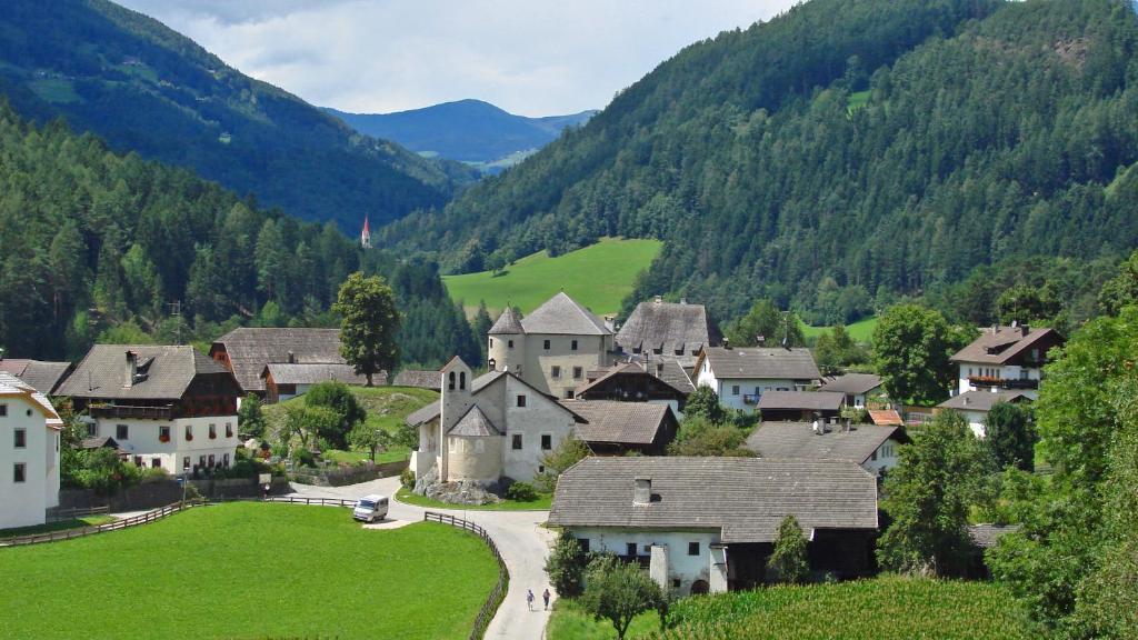 Berggasthof Haeusler San Lorenzo di Sebato Exterior photo